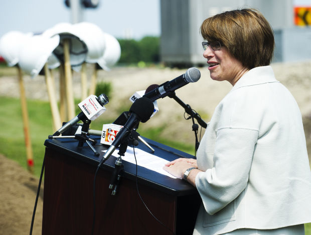 2014: Klobuchar at bridge groundbreaking